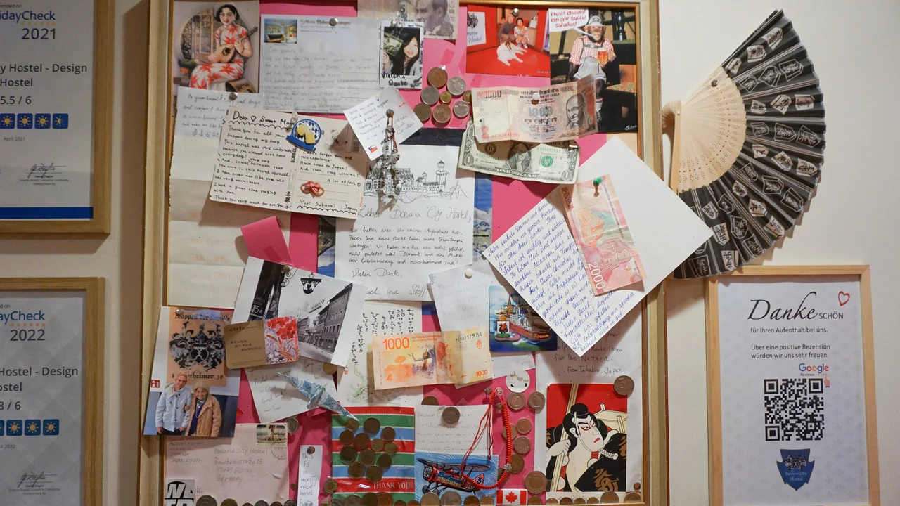 Die Erinnerungswand im Hostel mit Postkarten, Zeichnungen und Mitbringseln unserer Gäste
