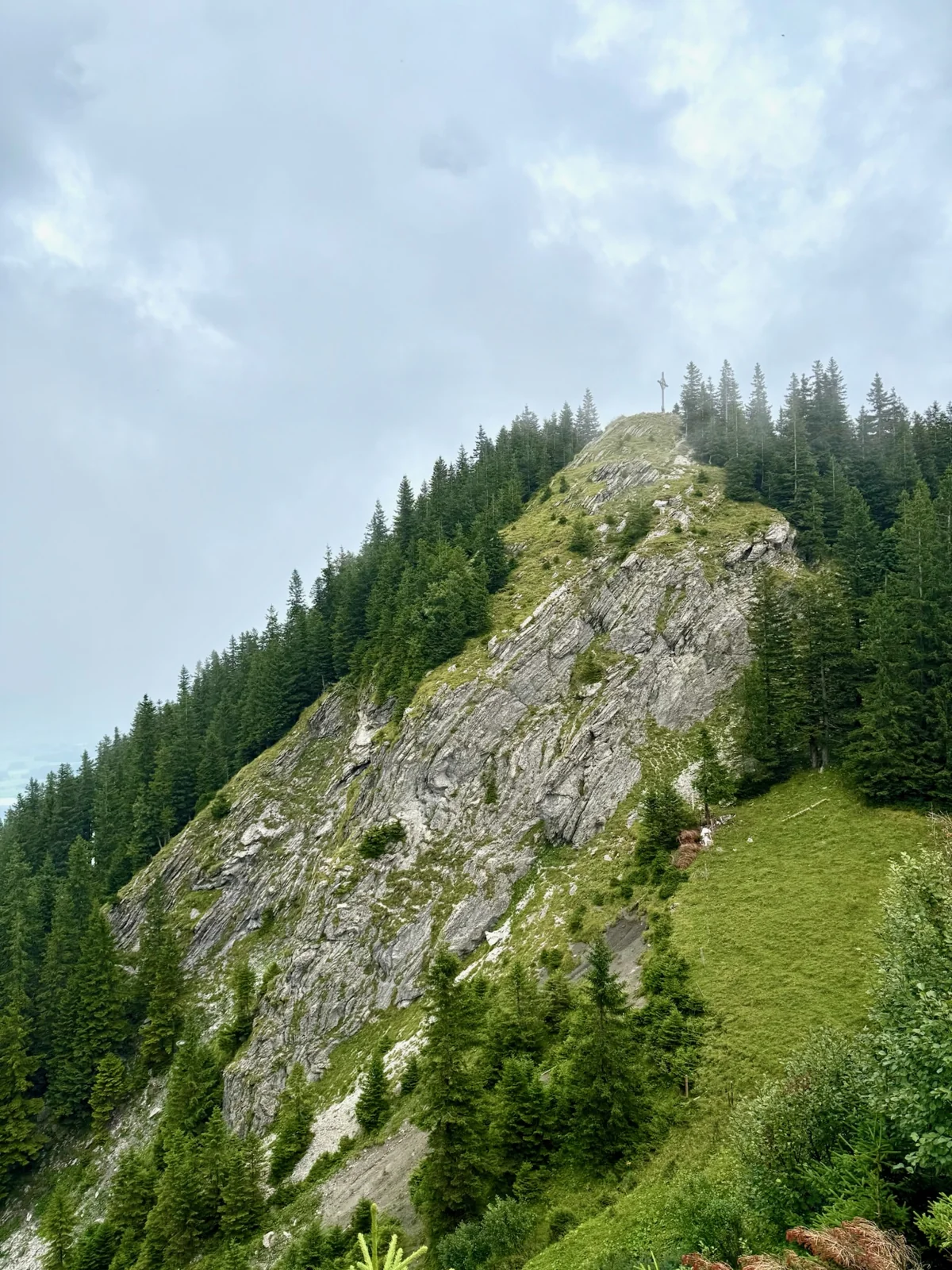 Pico Alpspitz cerca de Nesselwang en verano