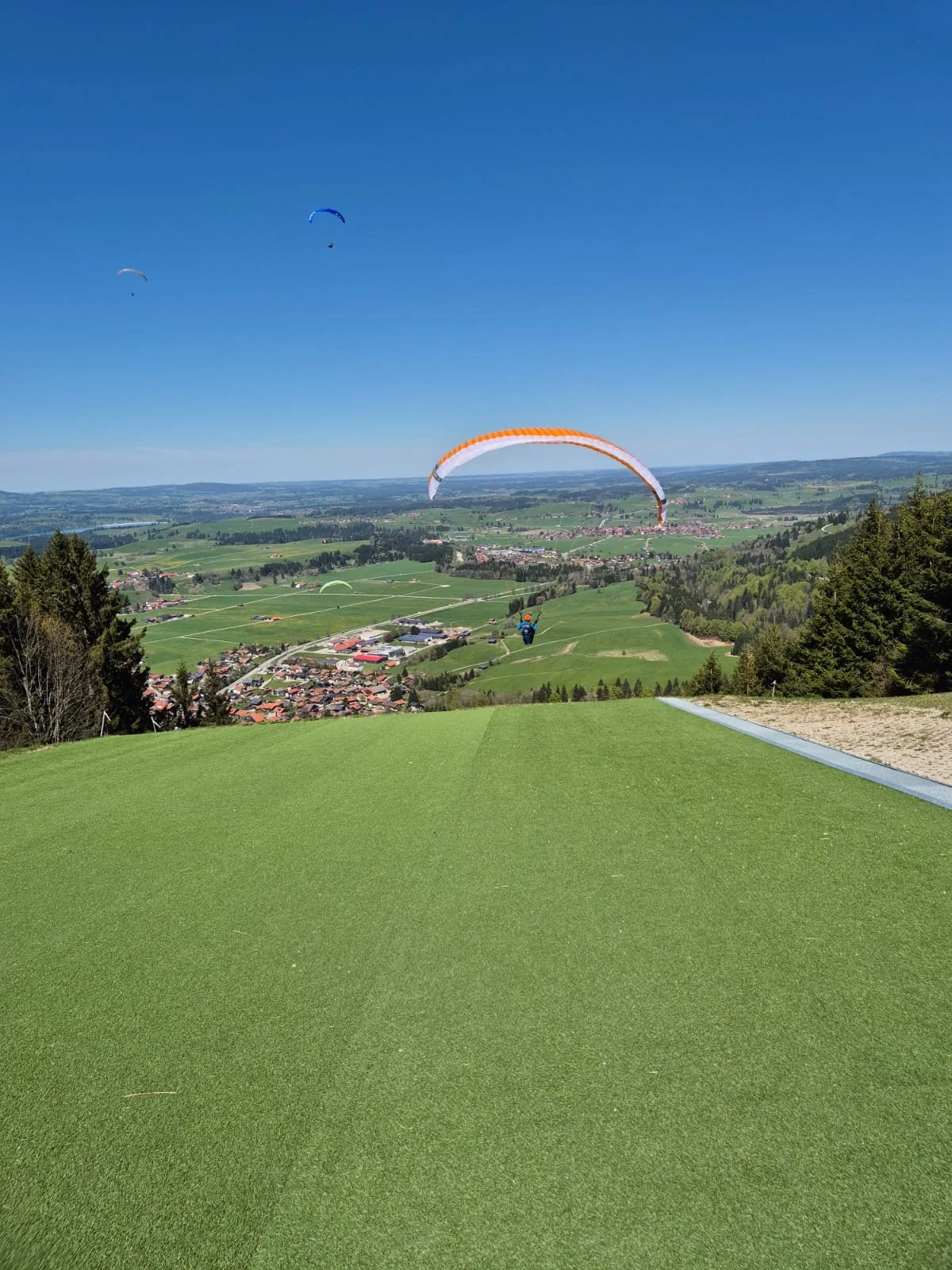 Gleitschirmstart mit Blick ins Allgäuer Seenland