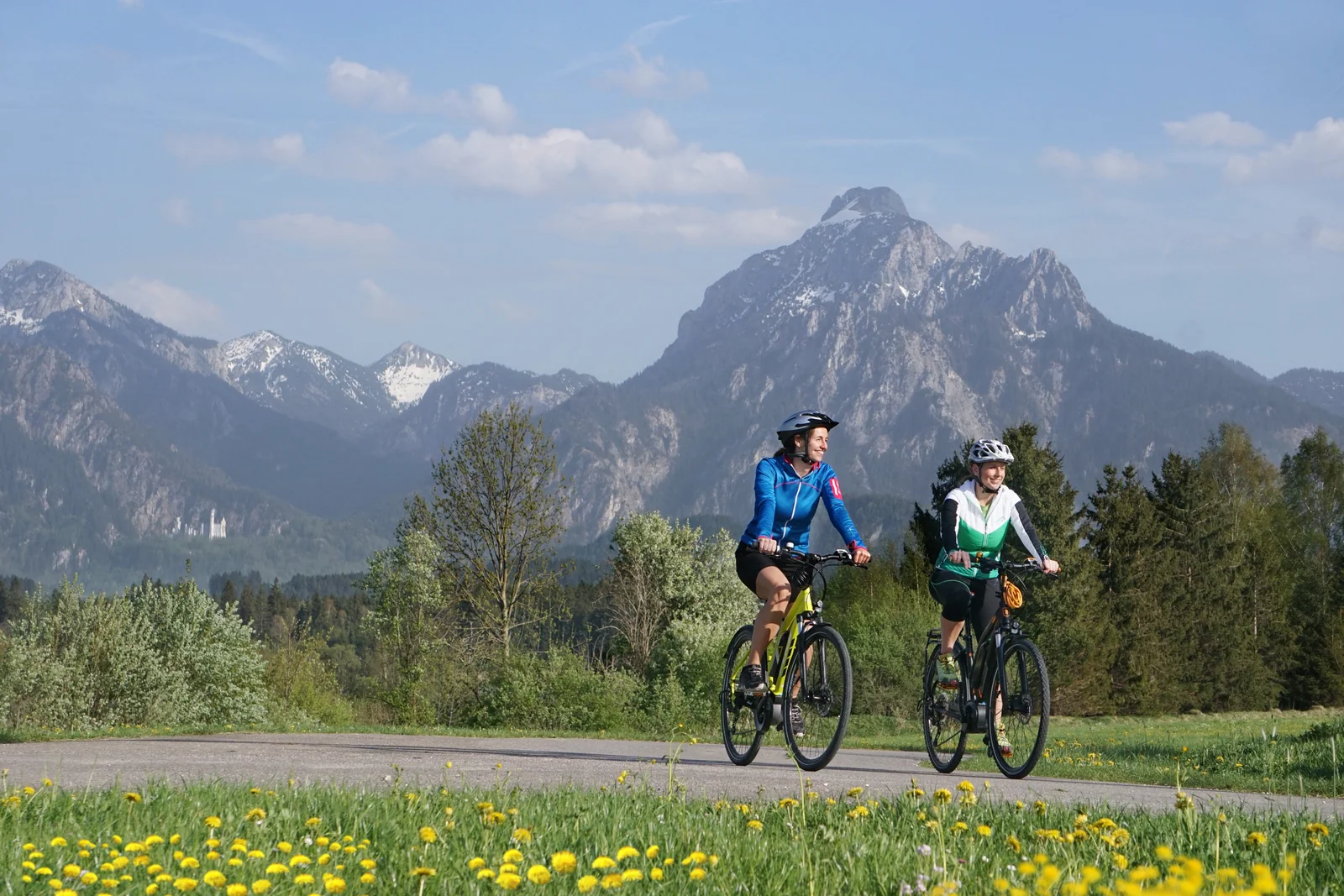 In bicicletta davanti alle montagne dell'Algovia