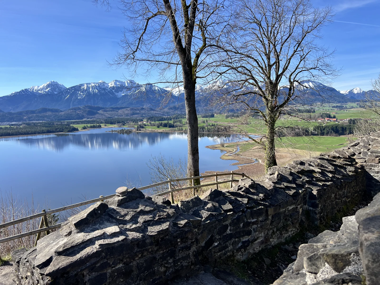 Ruin Hops in riva al lago