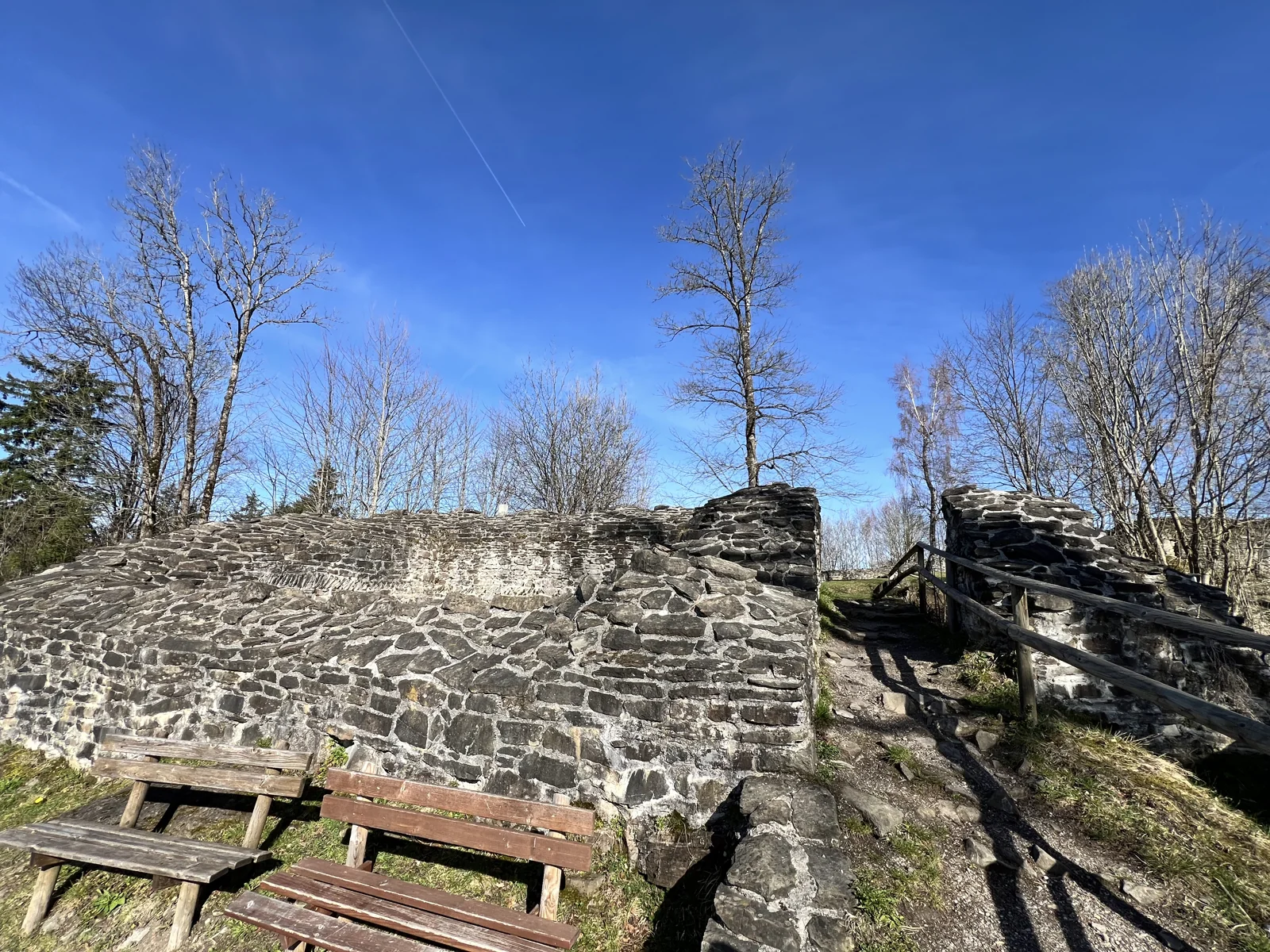 Ruin Hops in riva al lago