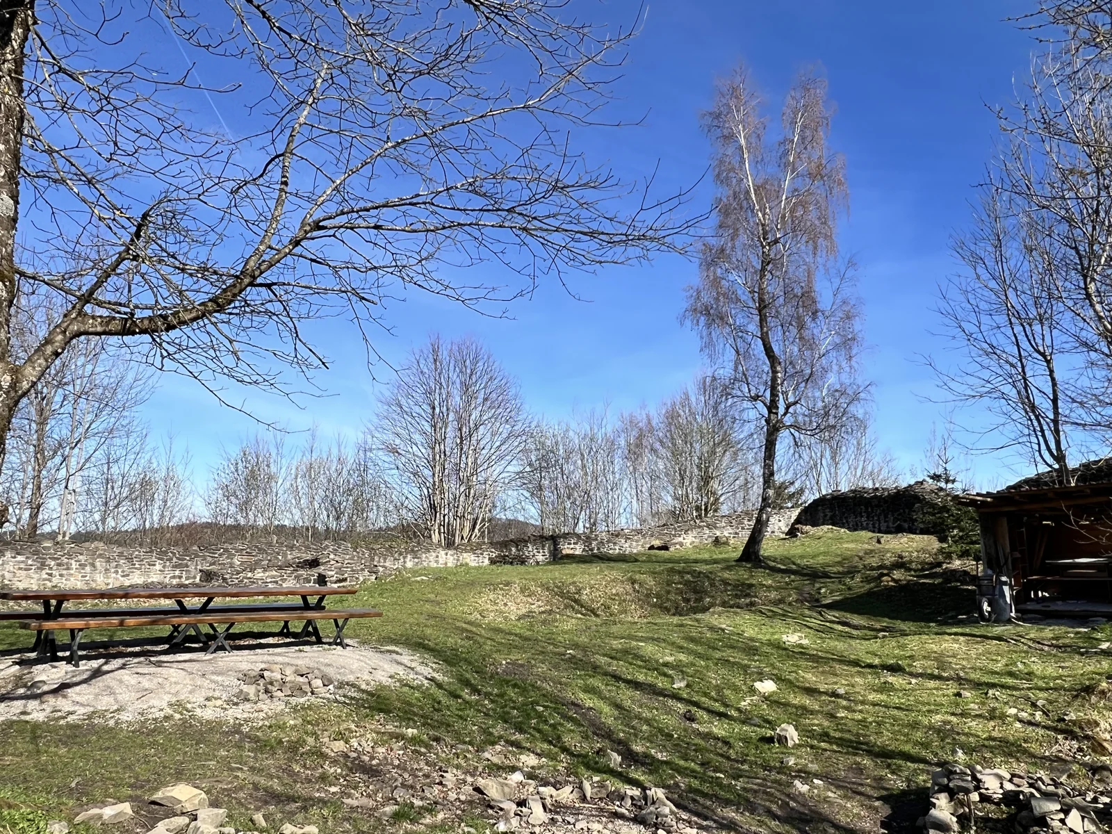 Ruin Hops in riva al lago