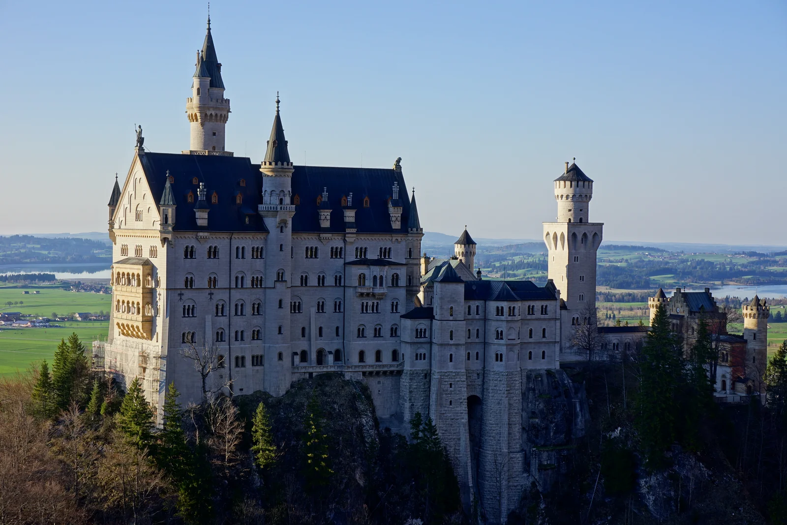 Castello di Neuschwanstein di fronte al paesaggio montano