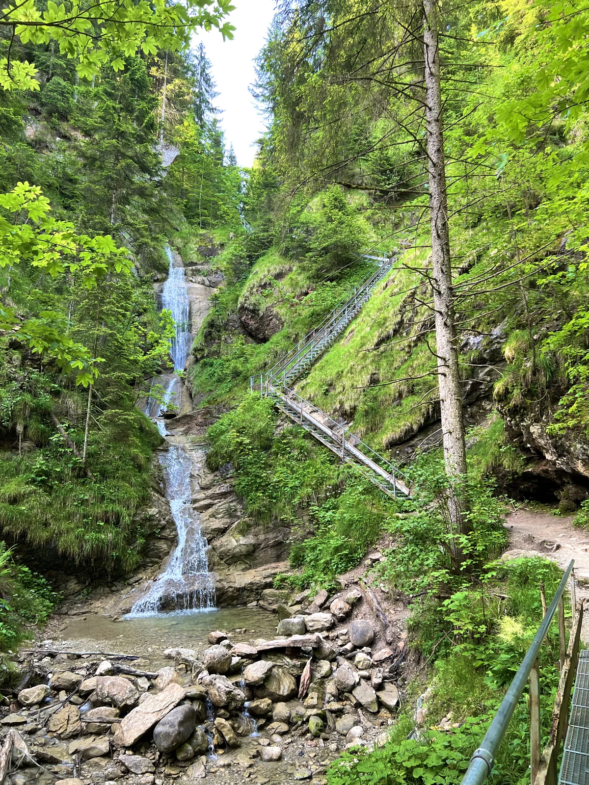 Cascada y escaleras en el camino de la cascada.