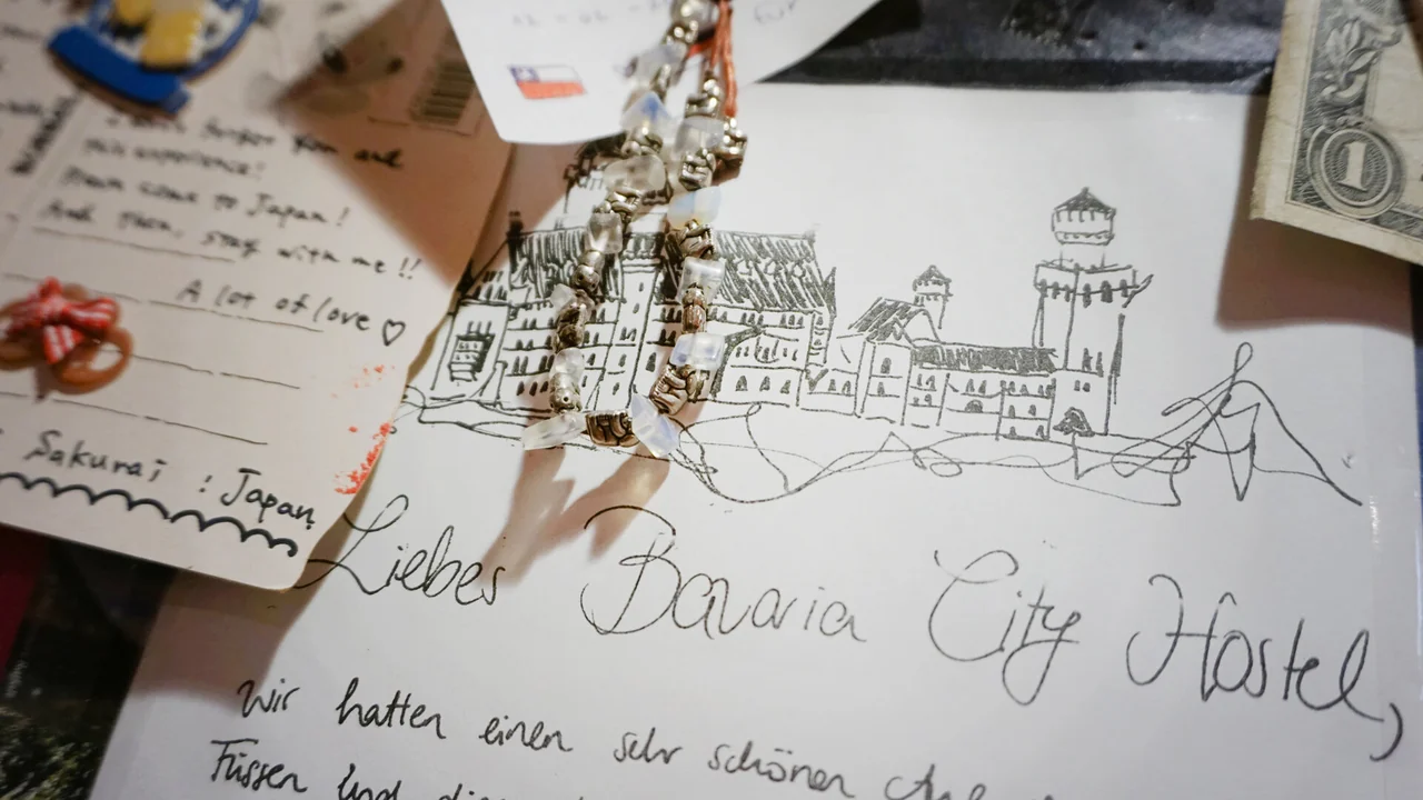 Eine Zeichnung von Füssen und persönliche Dankesgrüße an das Bavaria City Hostel