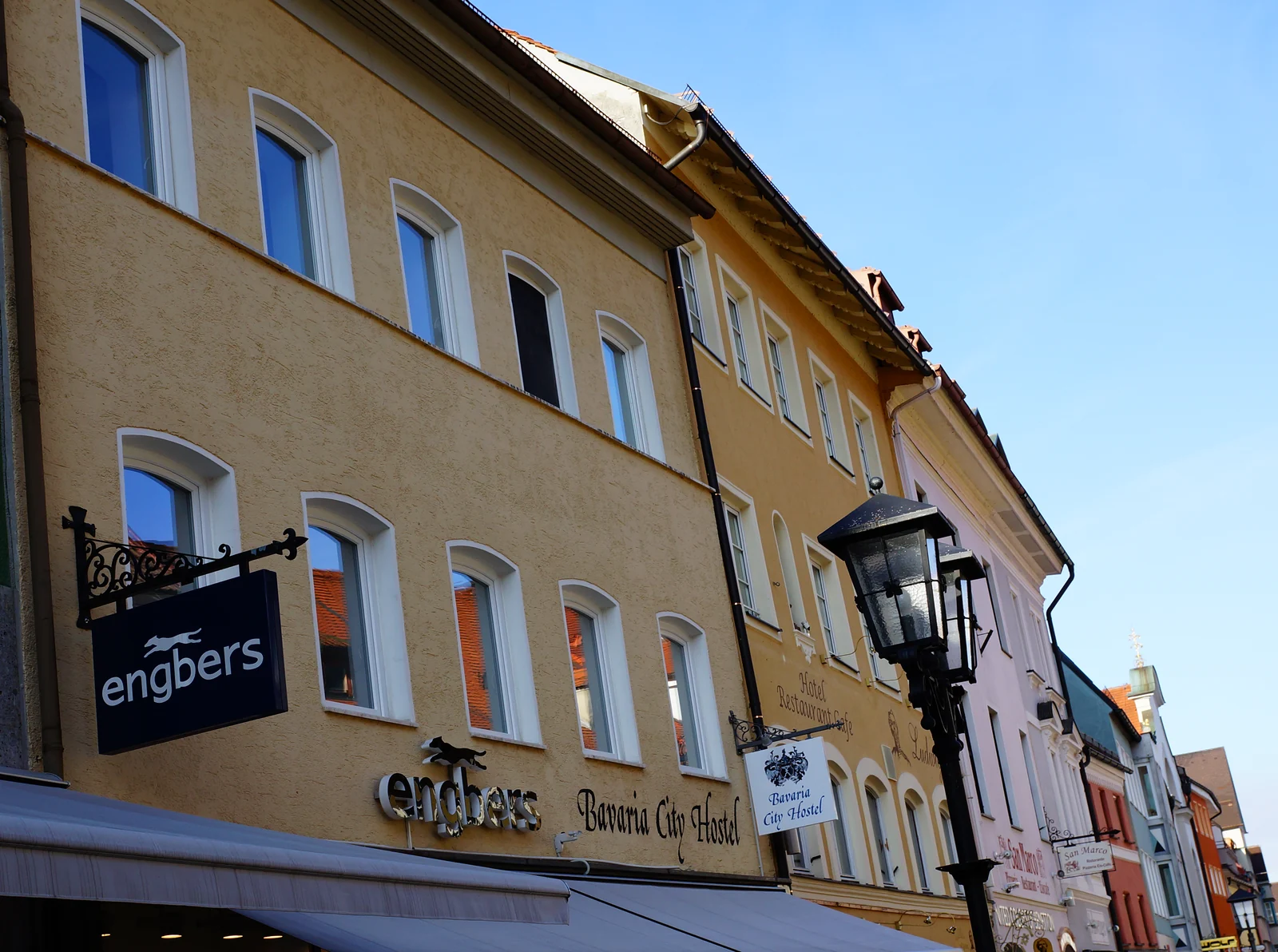 Die gelbe Hausfront des Bavaria City Hostels in der Reichenstraße