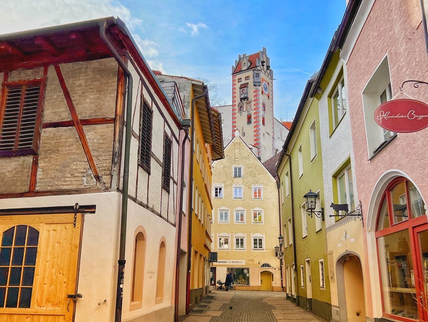 Die Huttergasse in der Füssen Altstadt mit bunten Häusern und Schlossturm