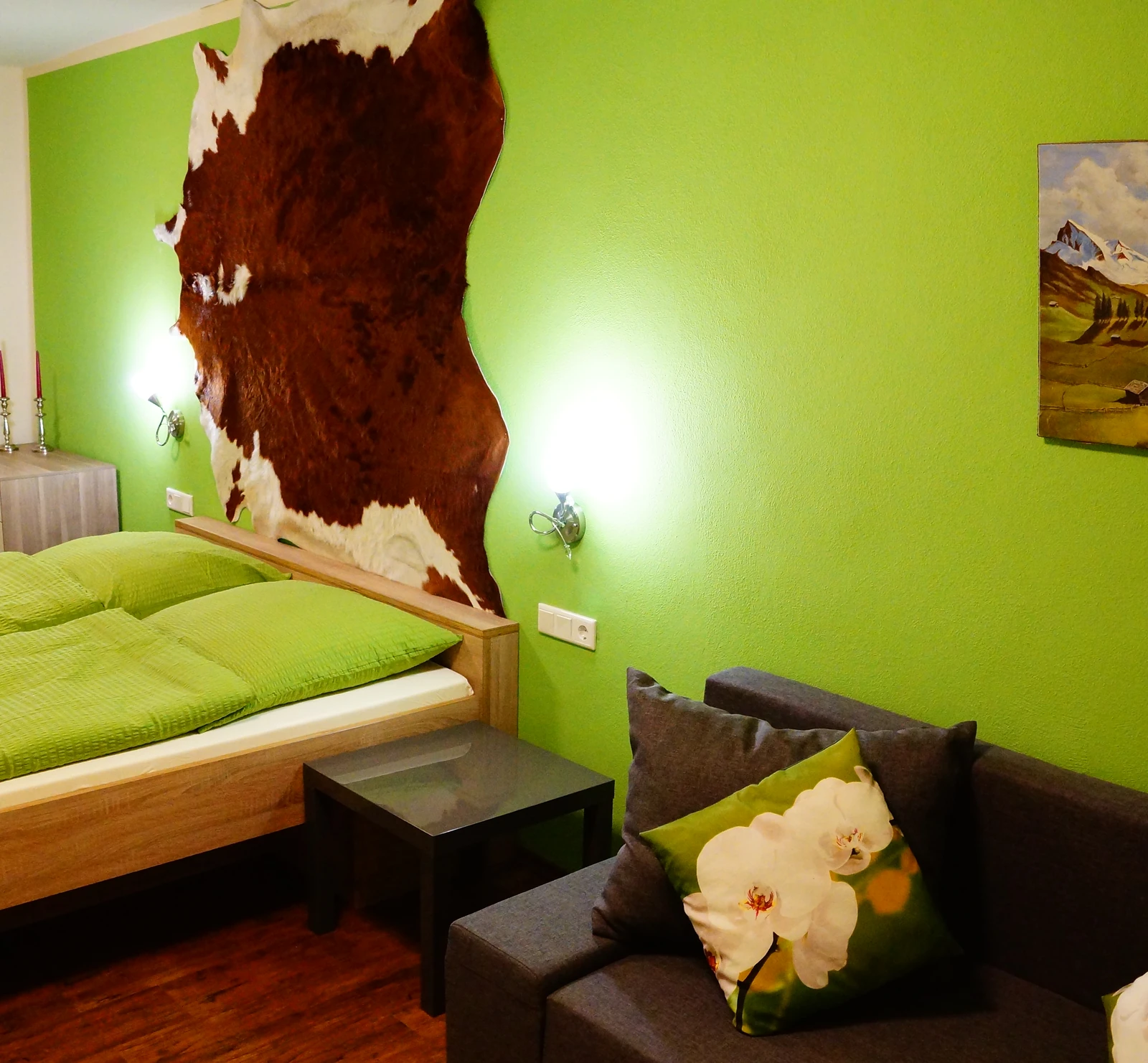 Grünes Mountain Lodge Zimmer mit Doppelbett und Sofa