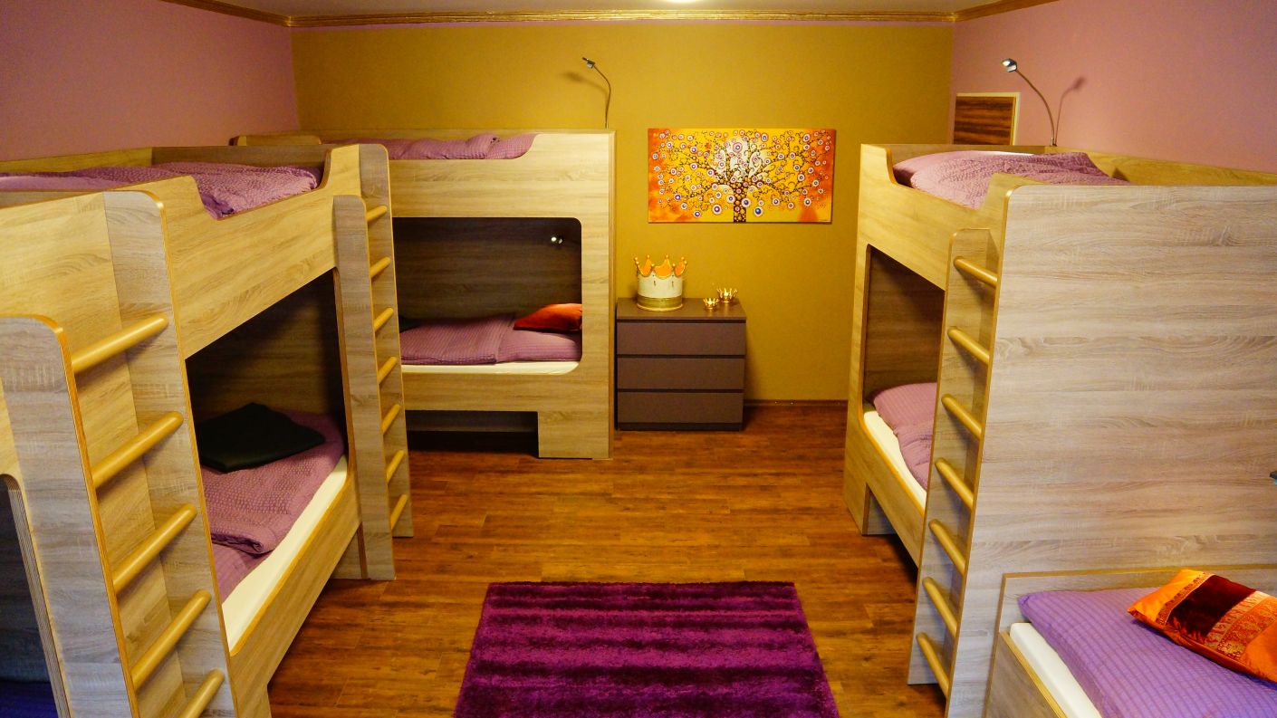Orientalische Nacht Zimmer mit Holzstockbetten und goldenen Leitern
