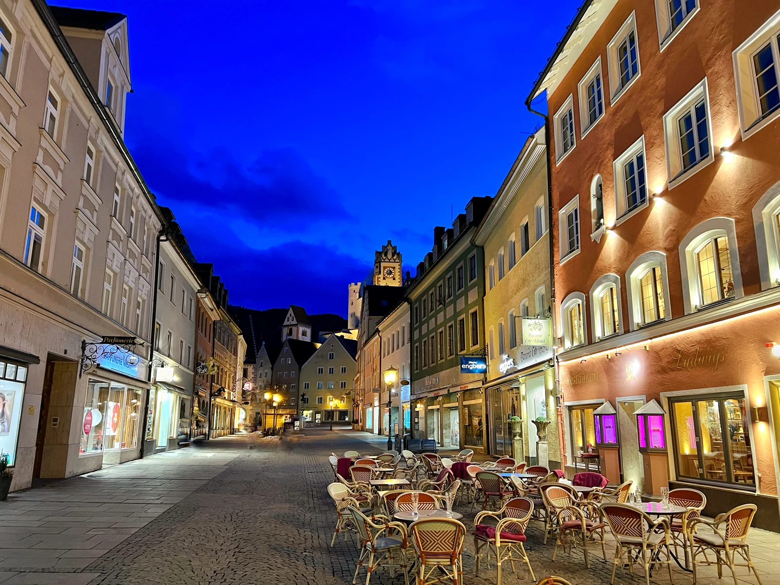 Die beleuchtete Fußgängerzone Reichenstraße, in der unser Hostel liegt