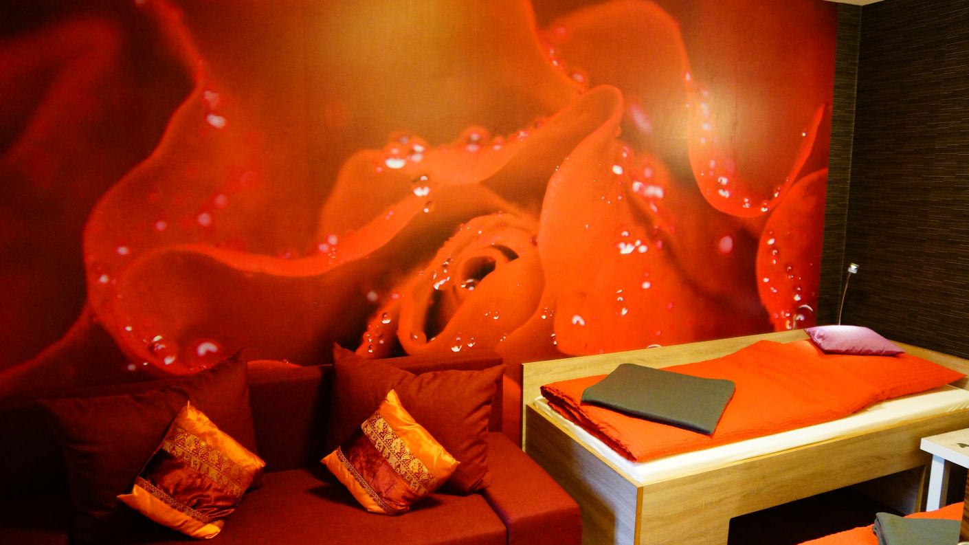 Rotes Rosegarden Zimmer mit Rosenmotiv, Einzelbett und Sofa