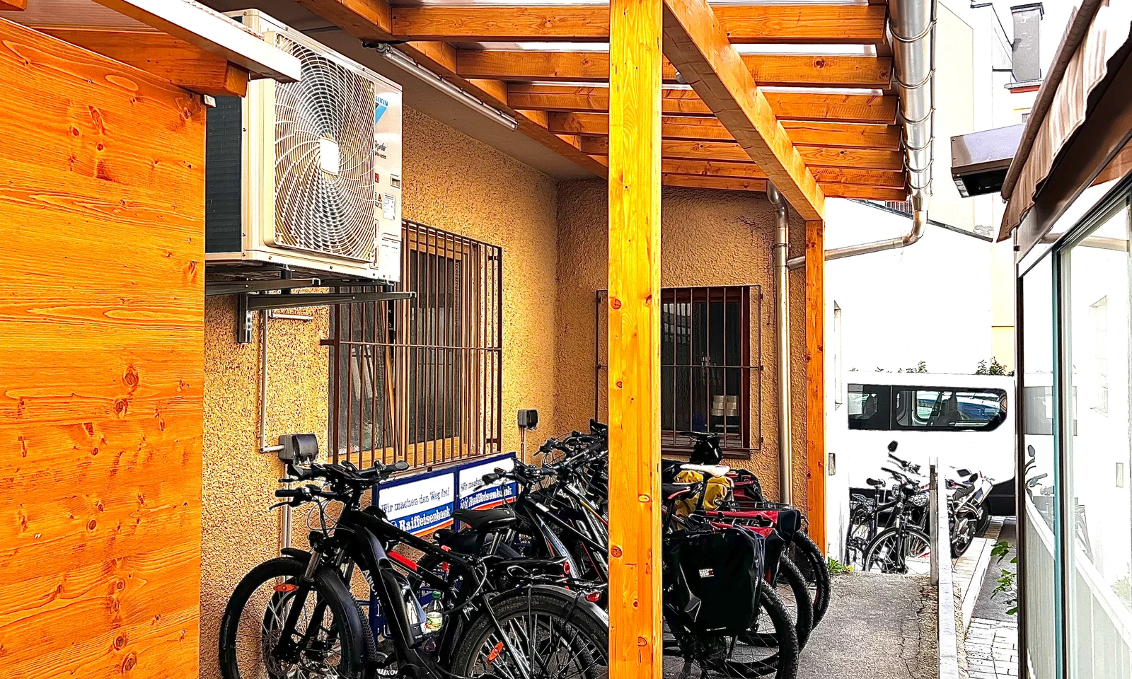 Fahrräder im überdachten Stellplatz im Innenhof