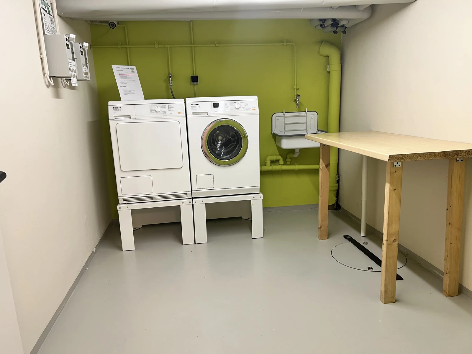 Waschmaschine und Trockner im Waschraum des Hostels
