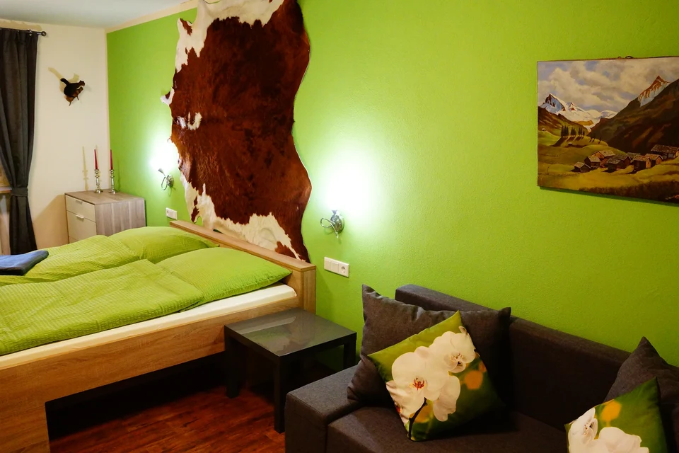 Mountain Lodge – Gemütliche Hüttenatmosphäre mit Doppelbett; Gemeinschaftsbad auf dem Flur.