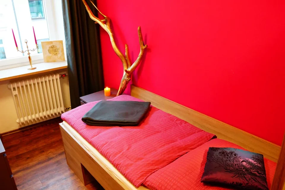 Purple Garden – Ein Zimmer mit rosa Flair für fünf Reisende.