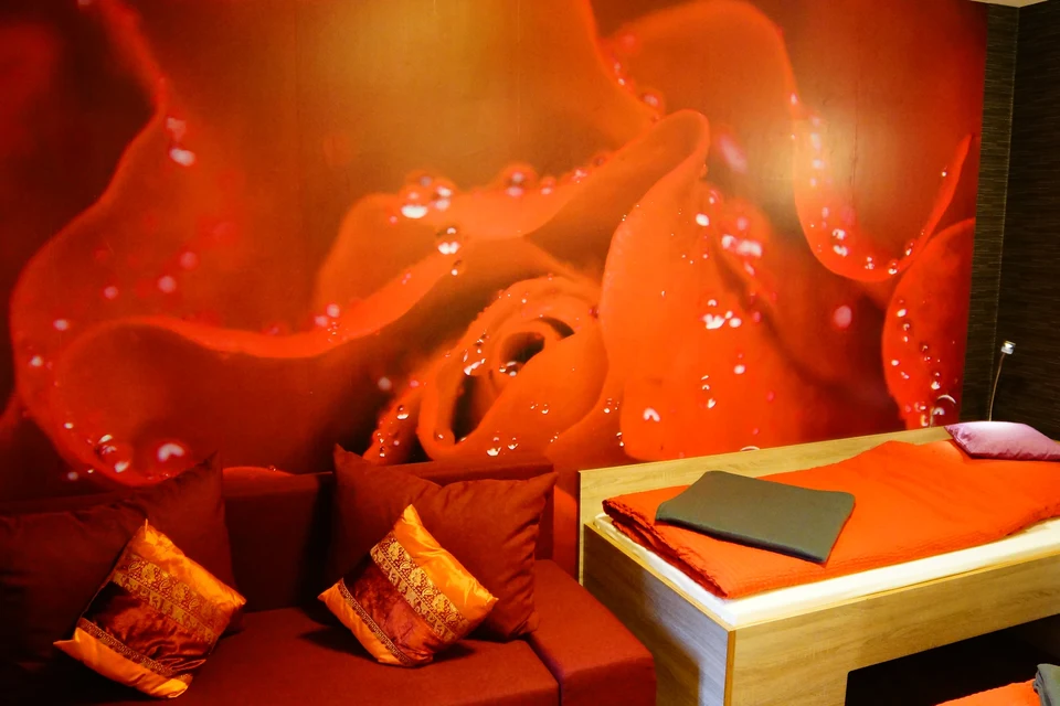 Rosegarden – Romantisches Zweibettzimmer mit Sofa und Blick in den Innenhof.